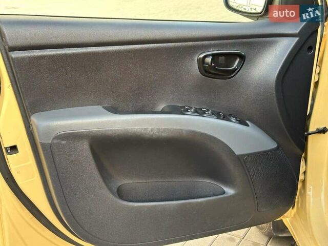 Желтый Хендай и10, объемом двигателя 1.1 л и пробегом 99 тыс. км за 6440 $, фото 8 на Automoto.ua