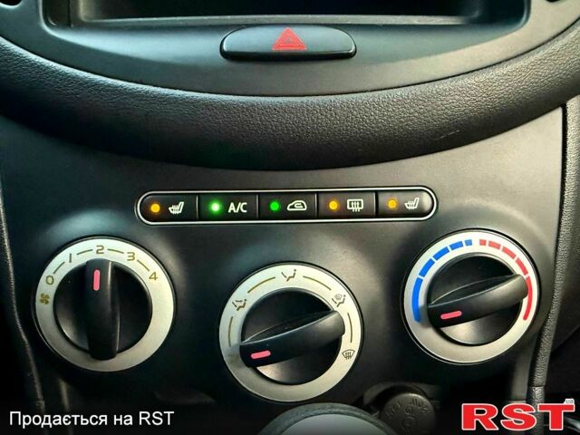 Желтый Хендай и10, объемом двигателя 1.1 л и пробегом 125 тыс. км за 6500 $, фото 9 на Automoto.ua