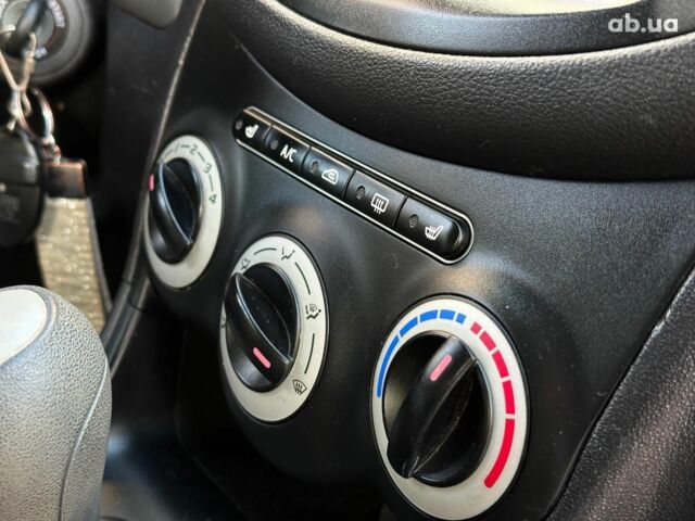 Желтый Хендай и10, объемом двигателя 1.1 л и пробегом 99 тыс. км за 6440 $, фото 20 на Automoto.ua