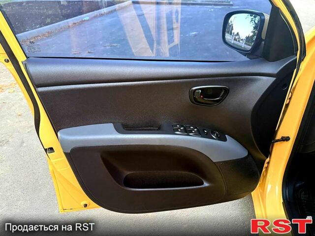 Желтый Хендай и10, объемом двигателя 1.1 л и пробегом 125 тыс. км за 6500 $, фото 4 на Automoto.ua