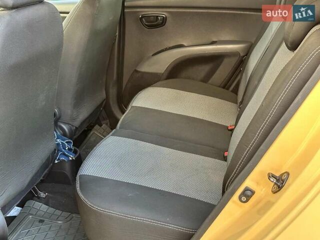 Желтый Хендай и10, объемом двигателя 1.1 л и пробегом 99 тыс. км за 6440 $, фото 11 на Automoto.ua