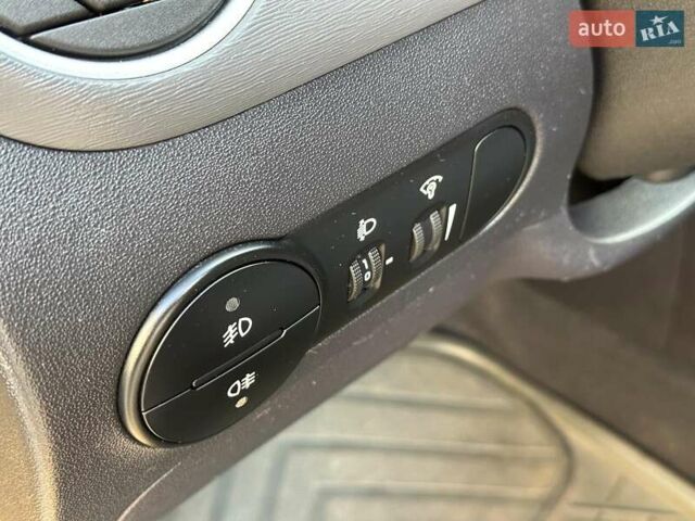 Желтый Хендай и10, объемом двигателя 1.1 л и пробегом 99 тыс. км за 6440 $, фото 9 на Automoto.ua