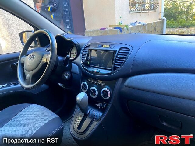 Желтый Хендай и10, объемом двигателя 1.1 л и пробегом 99 тыс. км за 6500 $, фото 1 на Automoto.ua