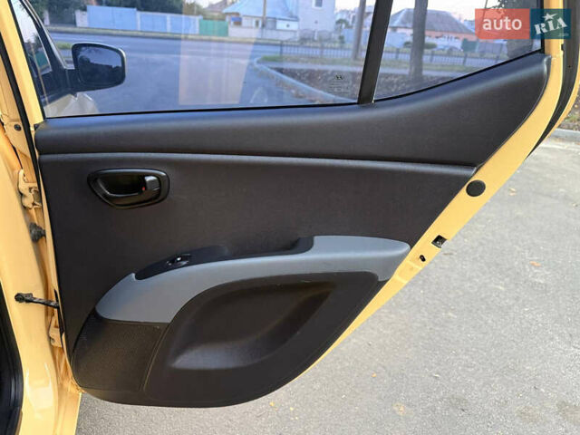 Желтый Хендай и10, объемом двигателя 1.1 л и пробегом 125 тыс. км за 6500 $, фото 21 на Automoto.ua