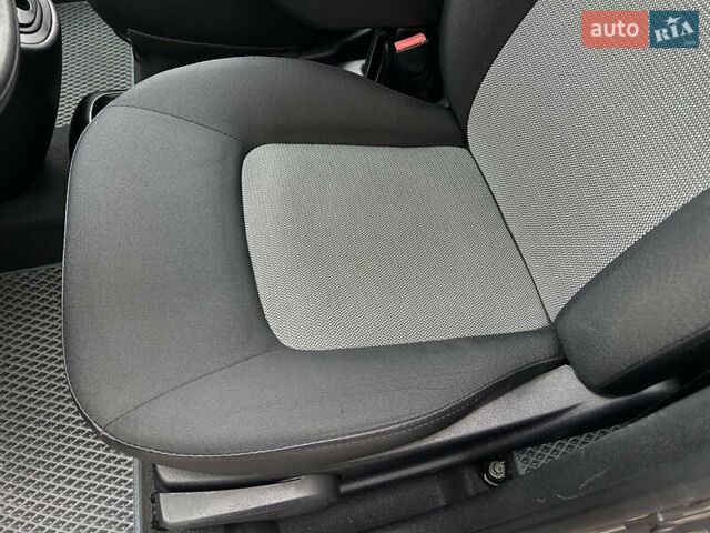 Серый Хендай и10, объемом двигателя 1.1 л и пробегом 50 тыс. км за 7999 $, фото 13 на Automoto.ua