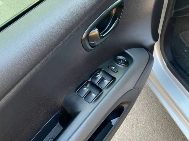 Серый Хендай и10, объемом двигателя 1.1 л и пробегом 205 тыс. км за 4050 $, фото 7 на Automoto.ua