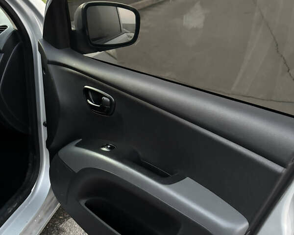 Серый Хендай и10, объемом двигателя 1.2 л и пробегом 166 тыс. км за 4800 $, фото 13 на Automoto.ua