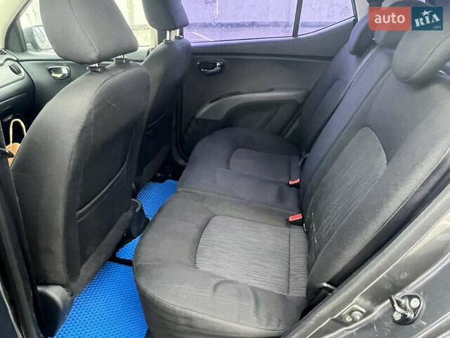 Серый Хендай и10, объемом двигателя 1.25 л и пробегом 240 тыс. км за 5600 $, фото 22 на Automoto.ua