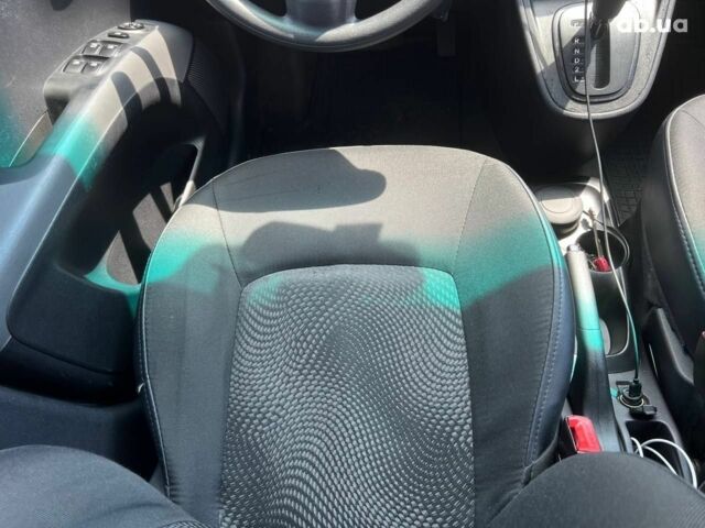 Хендай и10 2013 в Киеве на Automoto.ua Серый Хендай и10, объемом двигателя 10 л и пробегом 70 тыс. км за 7500 $, фото 12 на Automoto.ua