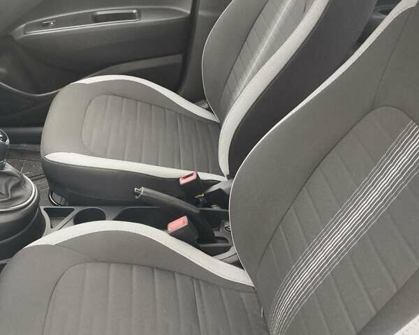 Серый Хендай и10, объемом двигателя 1 л и пробегом 3 тыс. км за 18000 $, фото 5 на Automoto.ua