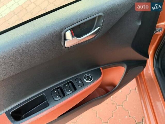 Помаранчевий Хендай і10, об'ємом двигуна 1.2 л та пробігом 150 тис. км за 7999 $, фото 15 на Automoto.ua