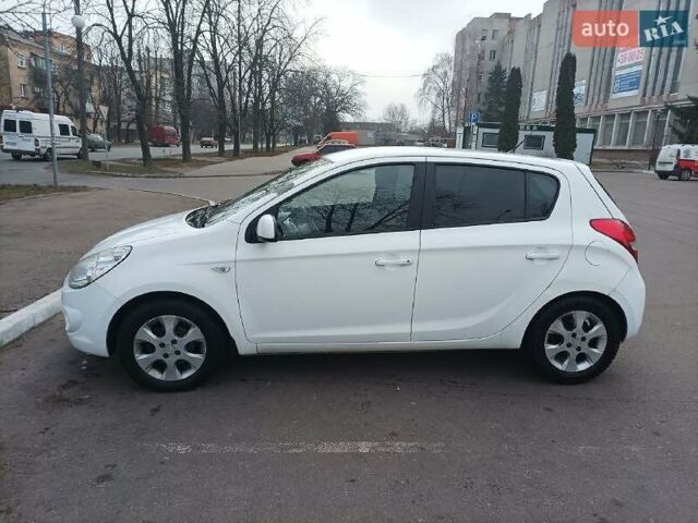 Белый Хендай и20, объемом двигателя 1.4 л и пробегом 175 тыс. км за 5500 $, фото 2 на Automoto.ua