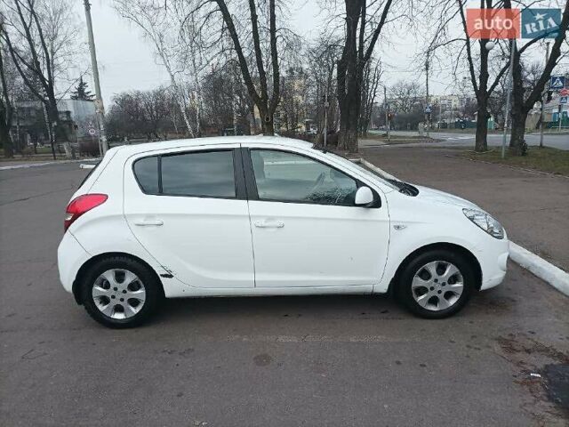 Белый Хендай и20, объемом двигателя 1.4 л и пробегом 175 тыс. км за 5500 $, фото 6 на Automoto.ua