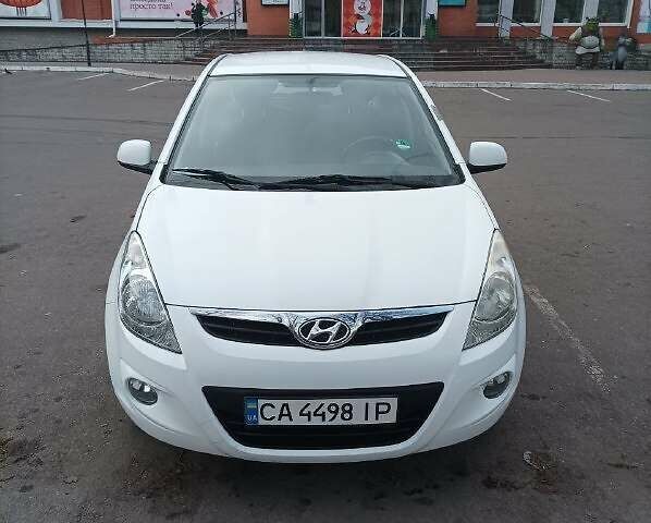 Белый Хендай и20, объемом двигателя 1.4 л и пробегом 175 тыс. км за 5500 $, фото 1 на Automoto.ua