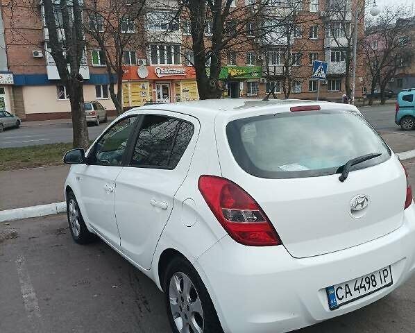Белый Хендай и20, объемом двигателя 1.4 л и пробегом 175 тыс. км за 5500 $, фото 3 на Automoto.ua