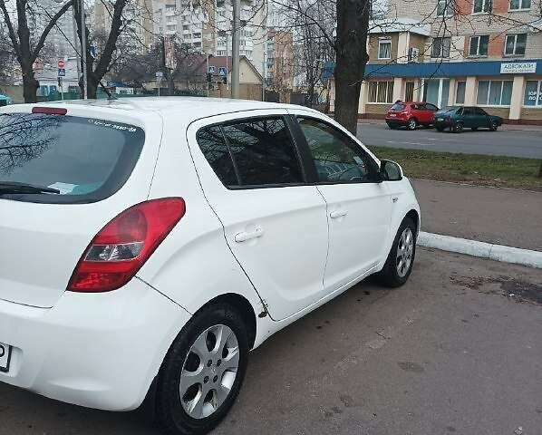 Белый Хендай и20, объемом двигателя 1.4 л и пробегом 175 тыс. км за 5500 $, фото 5 на Automoto.ua
