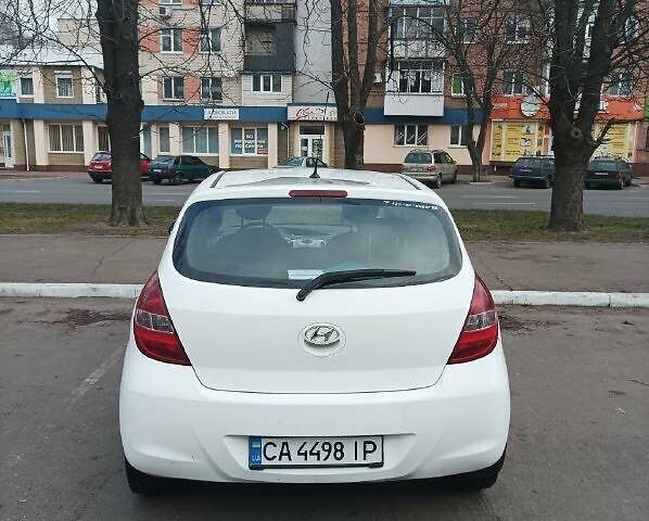 Белый Хендай и20, объемом двигателя 1.4 л и пробегом 175 тыс. км за 5500 $, фото 4 на Automoto.ua