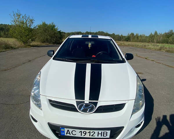 Білий Хендай і20, об'ємом двигуна 1.25 л та пробігом 130 тис. км за 3700 $, фото 1 на Automoto.ua