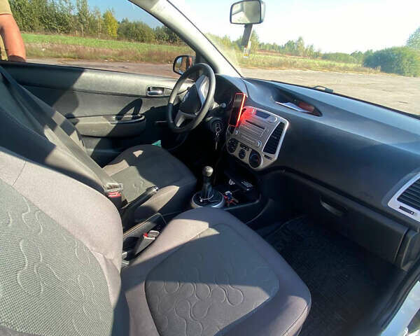 Білий Хендай і20, об'ємом двигуна 1.25 л та пробігом 130 тис. км за 3700 $, фото 9 на Automoto.ua