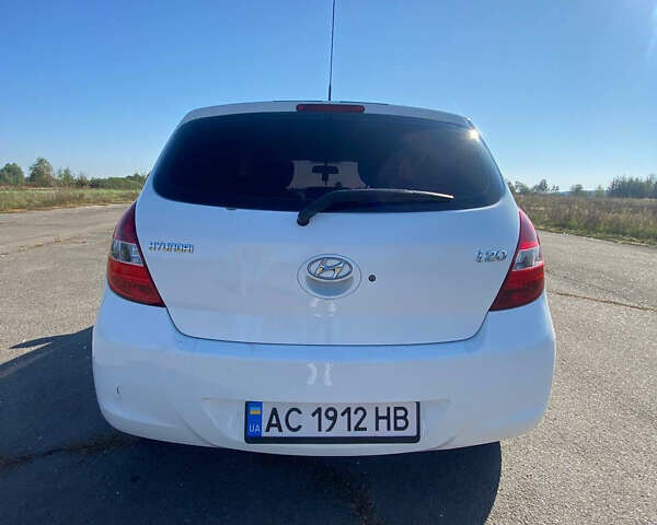 Білий Хендай і20, об'ємом двигуна 1.25 л та пробігом 130 тис. км за 3700 $, фото 5 на Automoto.ua