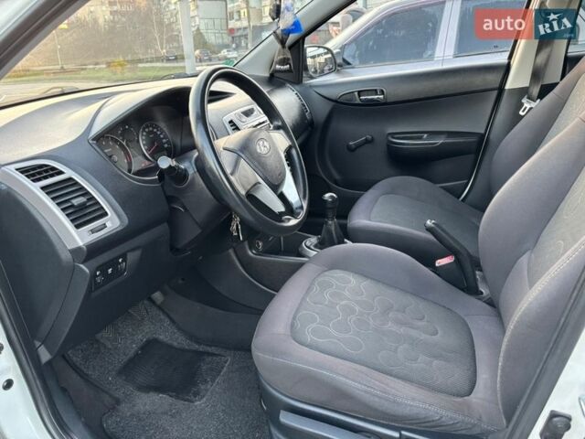 Белый Хендай и20, объемом двигателя 1.25 л и пробегом 178 тыс. км за 4300 $, фото 8 на Automoto.ua