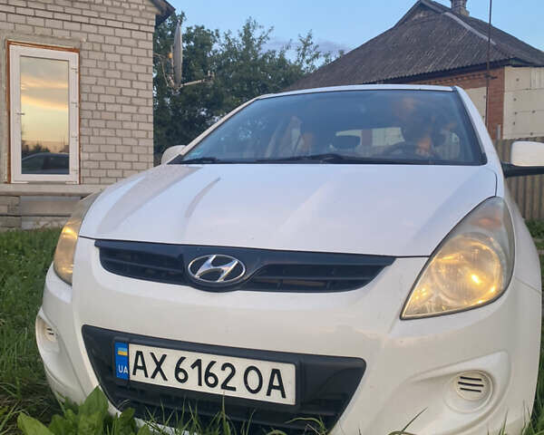 Белый Хендай и20, объемом двигателя 1.25 л и пробегом 198 тыс. км за 5300 $, фото 12 на Automoto.ua