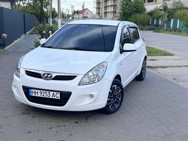 Белый Хендай и20, объемом двигателя 1.4 л и пробегом 175 тыс. км за 4600 $, фото 1 на Automoto.ua