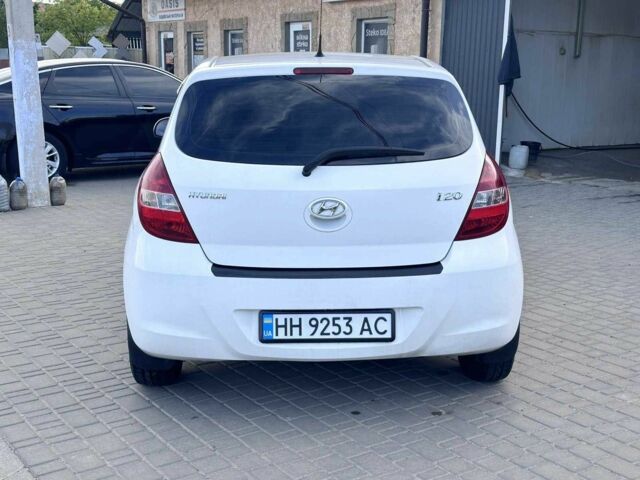 Белый Хендай и20, объемом двигателя 1.4 л и пробегом 175 тыс. км за 4600 $, фото 4 на Automoto.ua