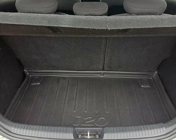 Белый Хендай и20, объемом двигателя 1.25 л и пробегом 148 тыс. км за 5400 $, фото 10 на Automoto.ua