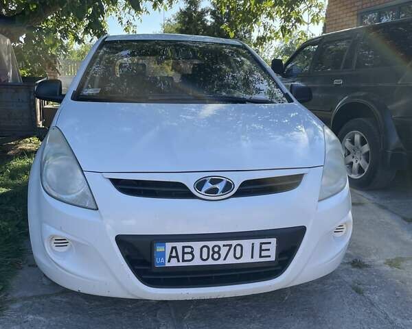 Белый Хендай и20, объемом двигателя 1.25 л и пробегом 213 тыс. км за 4600 $, фото 1 на Automoto.ua