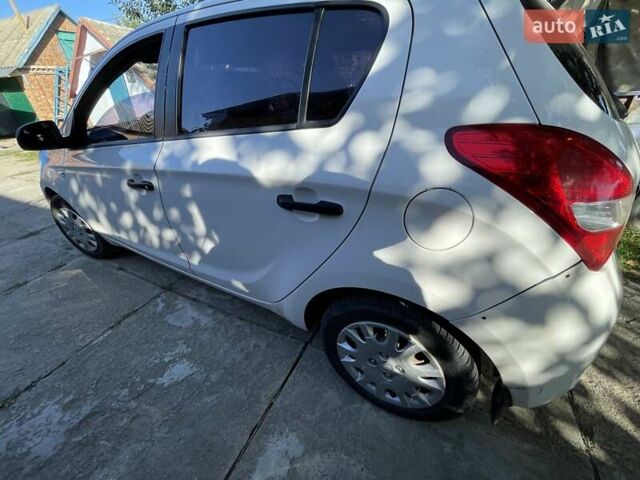 Белый Хендай и20, объемом двигателя 1.25 л и пробегом 213 тыс. км за 4600 $, фото 5 на Automoto.ua