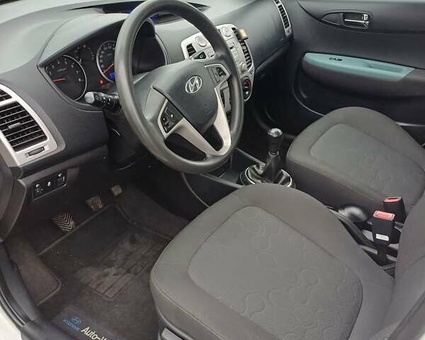 Белый Хендай и20, объемом двигателя 1.25 л и пробегом 148 тыс. км за 5400 $, фото 6 на Automoto.ua