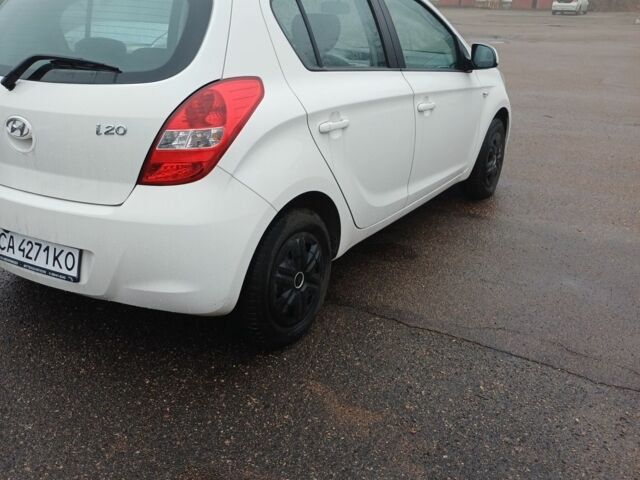 Белый Хендай и20, объемом двигателя 1.2 л и пробегом 148 тыс. км за 5400 $, фото 4 на Automoto.ua