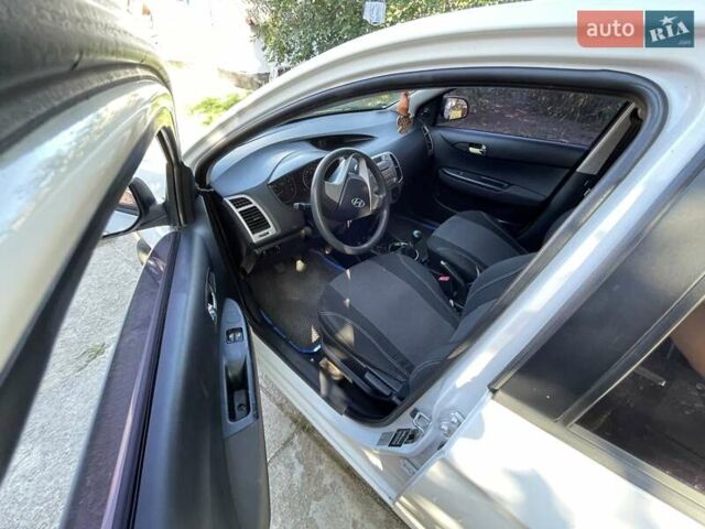 Белый Хендай и20, объемом двигателя 1.25 л и пробегом 213 тыс. км за 4600 $, фото 6 на Automoto.ua