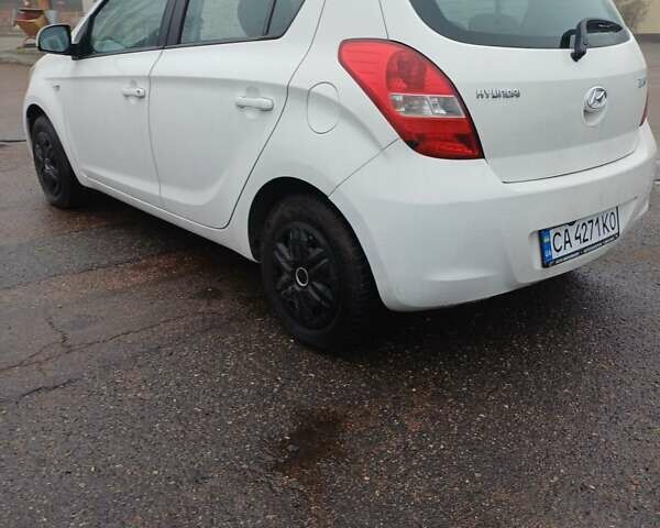 Белый Хендай и20, объемом двигателя 1.25 л и пробегом 148 тыс. км за 5400 $, фото 4 на Automoto.ua