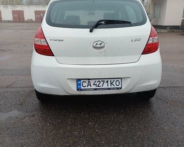 Белый Хендай и20, объемом двигателя 1.25 л и пробегом 148 тыс. км за 5400 $, фото 3 на Automoto.ua