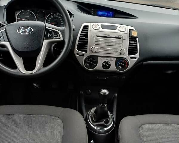 Белый Хендай и20, объемом двигателя 1.25 л и пробегом 148 тыс. км за 5400 $, фото 9 на Automoto.ua