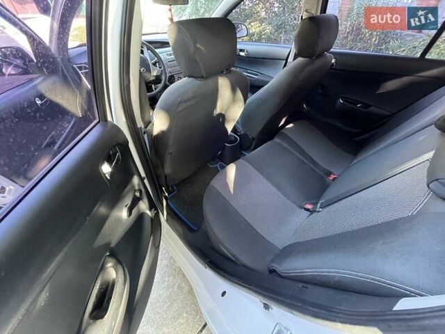 Белый Хендай и20, объемом двигателя 1.25 л и пробегом 213 тыс. км за 4600 $, фото 7 на Automoto.ua