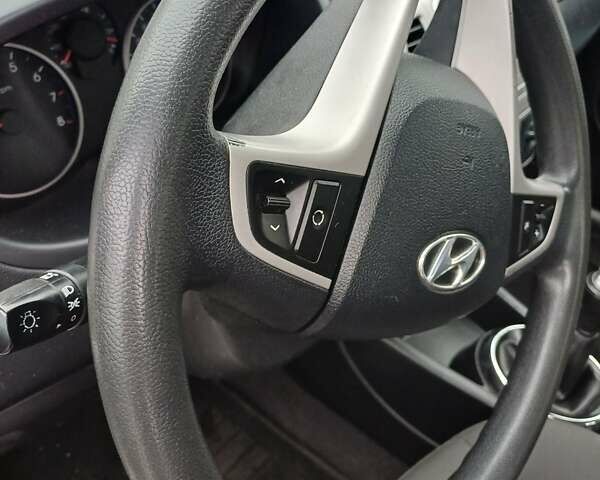 Белый Хендай и20, объемом двигателя 1.25 л и пробегом 148 тыс. км за 5400 $, фото 7 на Automoto.ua