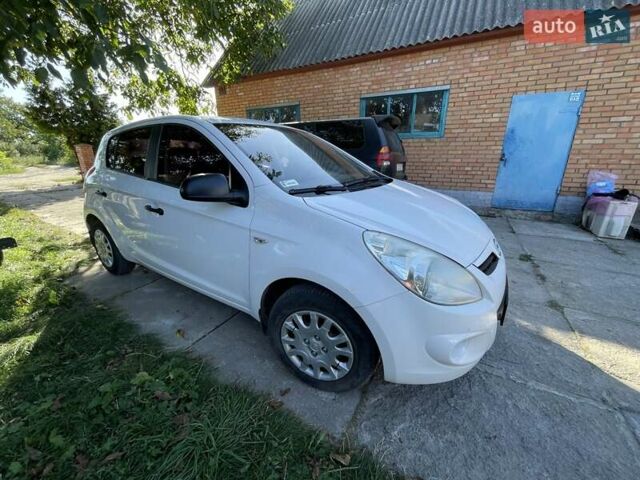 Белый Хендай и20, объемом двигателя 1.25 л и пробегом 213 тыс. км за 4600 $, фото 2 на Automoto.ua