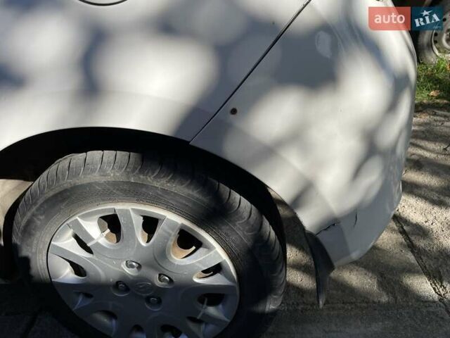 Белый Хендай и20, объемом двигателя 1.25 л и пробегом 213 тыс. км за 4600 $, фото 8 на Automoto.ua