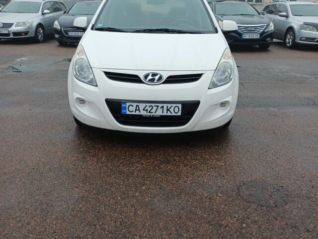 Белый Хендай и20, объемом двигателя 1.2 л и пробегом 148 тыс. км за 5400 $, фото 1 на Automoto.ua