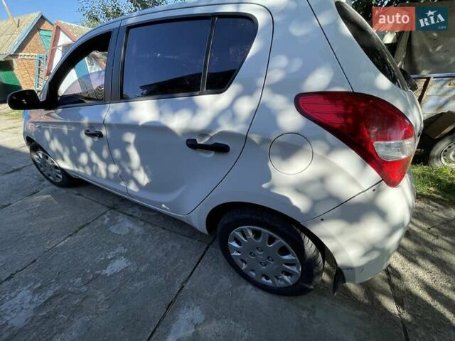 Белый Хендай и20, объемом двигателя 1.25 л и пробегом 213 тыс. км за 4600 $, фото 4 на Automoto.ua