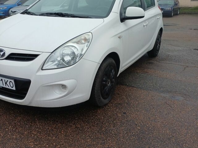 Белый Хендай и20, объемом двигателя 1.2 л и пробегом 148 тыс. км за 5400 $, фото 2 на Automoto.ua