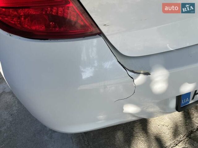Белый Хендай и20, объемом двигателя 1.25 л и пробегом 213 тыс. км за 4600 $, фото 9 на Automoto.ua