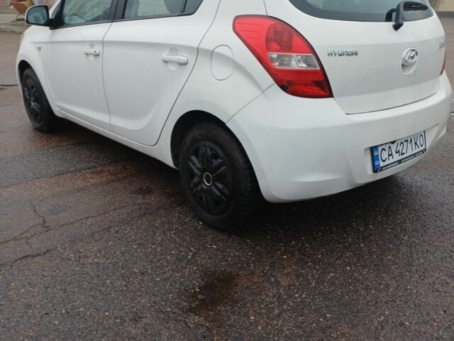 Белый Хендай и20, объемом двигателя 1.2 л и пробегом 148 тыс. км за 5400 $, фото 3 на Automoto.ua