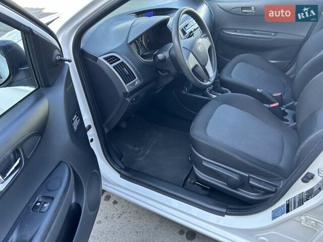 Белый Хендай и20, объемом двигателя 1.1 л и пробегом 115 тыс. км за 5300 $, фото 13 на Automoto.ua
