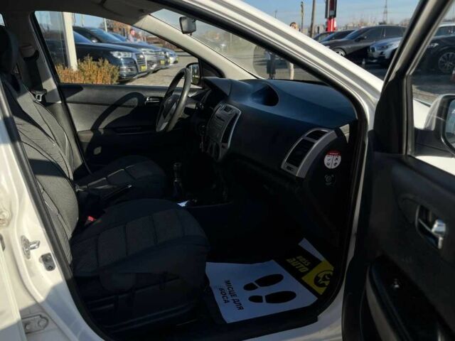 Белый Хендай и20, объемом двигателя 1.2 л и пробегом 242 тыс. км за 4600 $, фото 23 на Automoto.ua