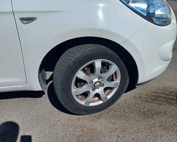 Білий Хендай і20, об'ємом двигуна 1.2 л та пробігом 147 тис. км за 5600 $, фото 8 на Automoto.ua
