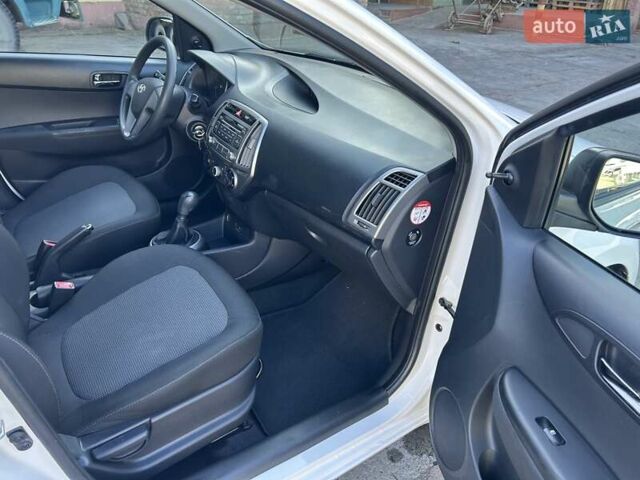 Белый Хендай и20, объемом двигателя 1.1 л и пробегом 115 тыс. км за 5300 $, фото 23 на Automoto.ua